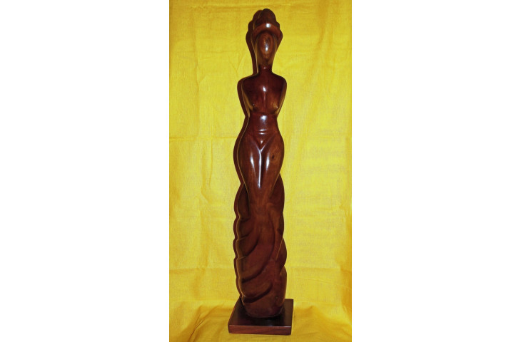 Statua di donna nuda etnica in legno